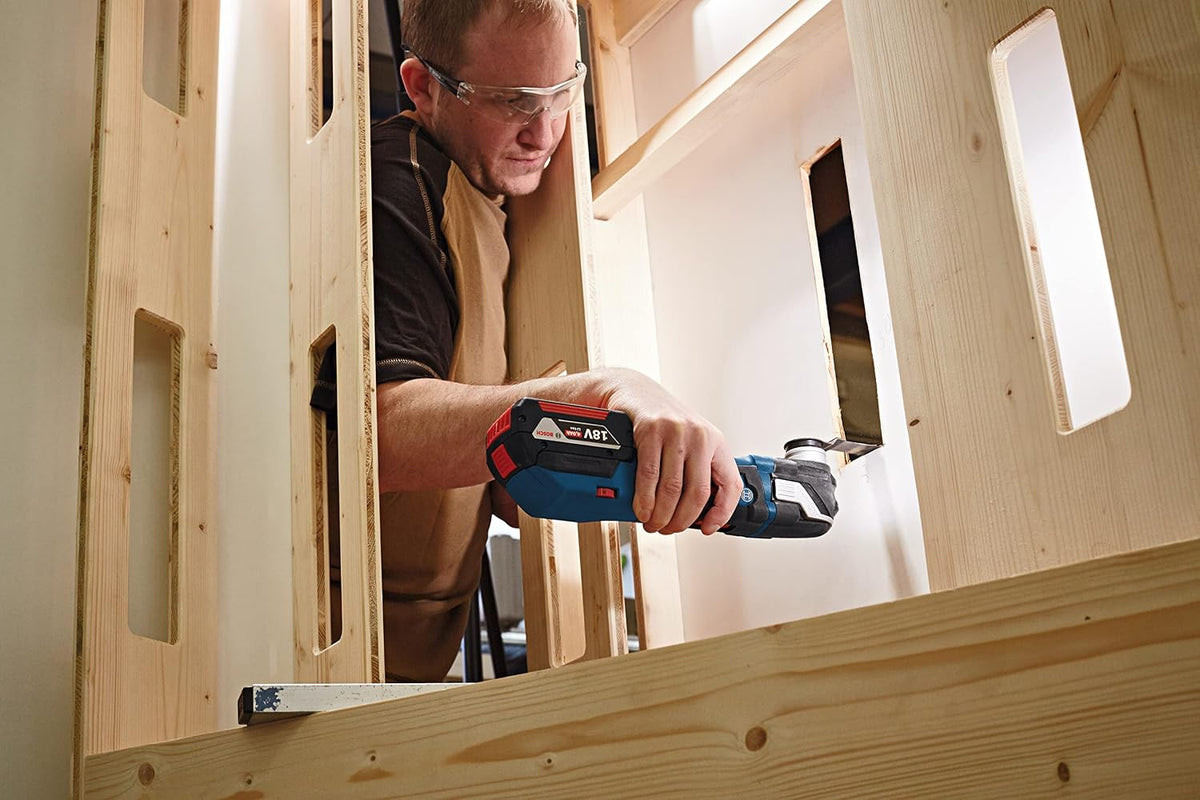 Bosch Professional system 12V: akumulatorowe narzędzie wielofunkcyjne GOP 12V-28 (2 akumulatory GBA 12V 3.0Ah, szybka ładowarka GAL 1230 CV, walizka L-BOXX, 6 brzeszczotów)