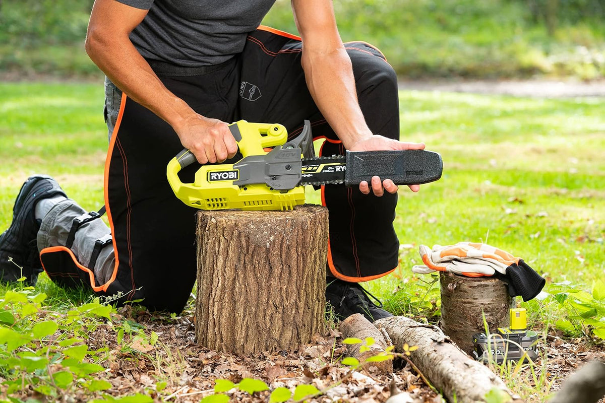 Ryobi Kompaktowa Piła Łańcuchowa 18V RY18CS20A-125, Prowadnica 20 cm, Prędkość 4.6 m/s, Wydajność Cięcia 15 cm, Ręczne Napinanie Łańcucha, Zestaw Zawiera Akumulator 2.5 Ah i Ładowarkę